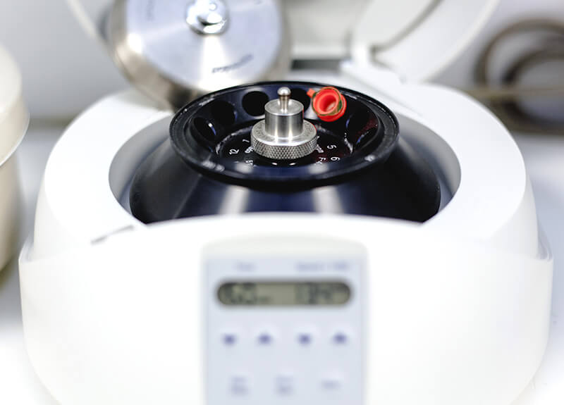 Agitateur rotatif de tubes pour analyses sanguines