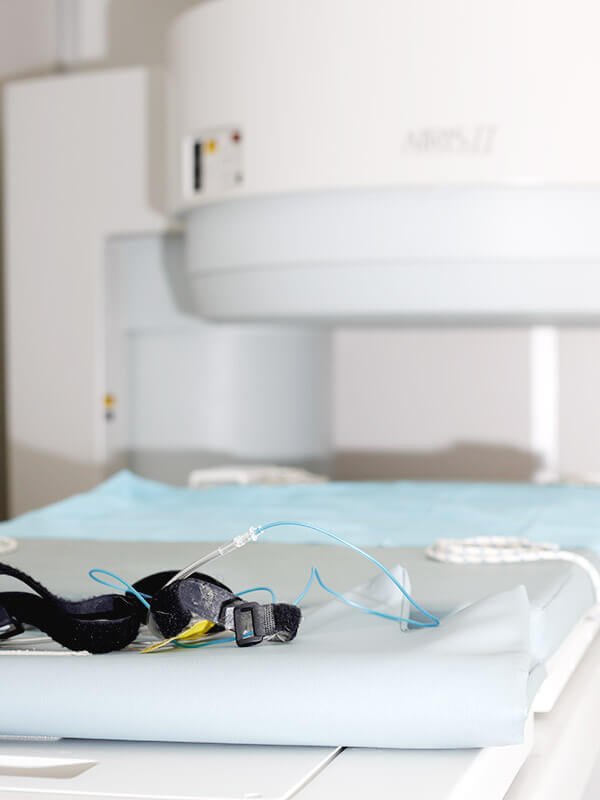 Équipement de monitoring IRM avec sangles de maintien et coussin de positionnement sur table d'examen AIRIS II