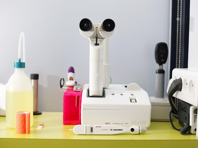 Équipement ophtalmologique de pointe avec microscope SL-14 blanc, lampe d'examen et instruments médicaux