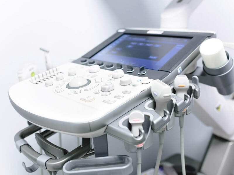 Console d'échographie médicale avec écran tactile, panneau de commandes et multiples sondes de diagnostic