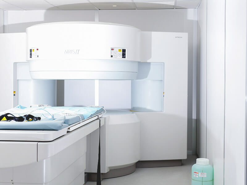 Scanner IRM vétérinaire AIRIS II de Hitachi avec table d'examen et équipement de monitoring dans une salle dédiée