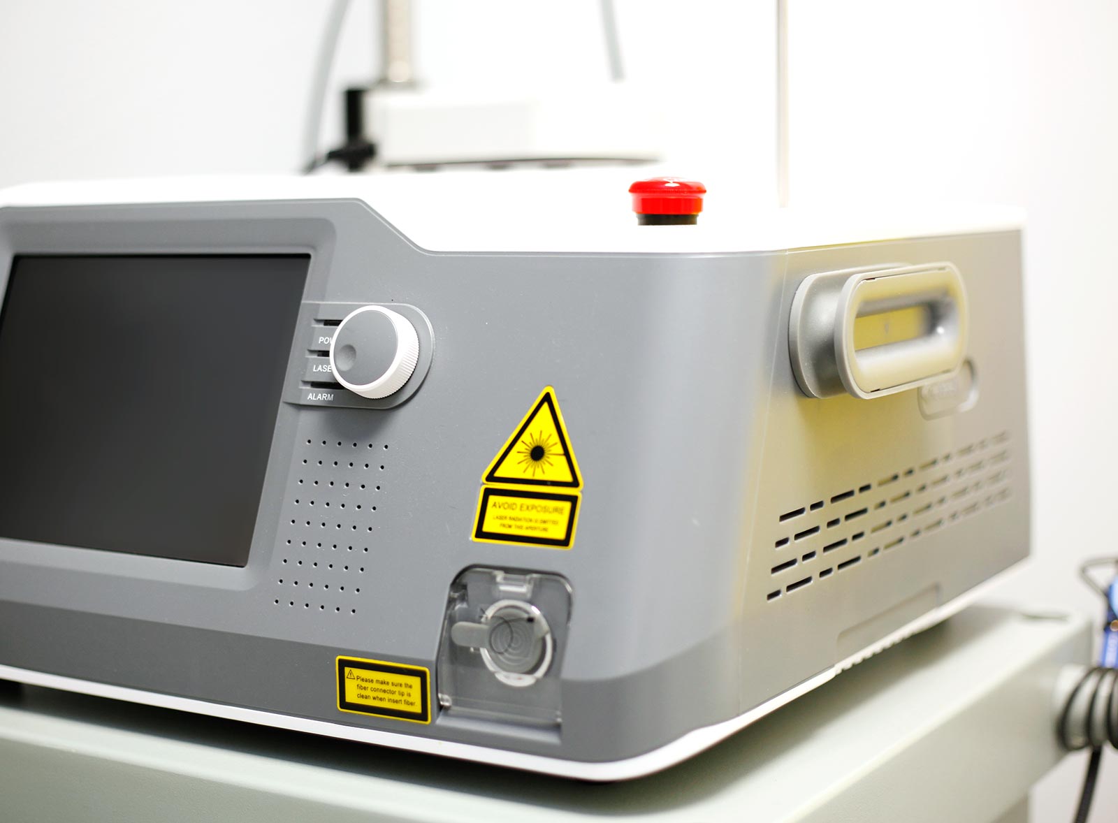 Appareil laser médical à usage vétérinaire, avec écran de contrôle