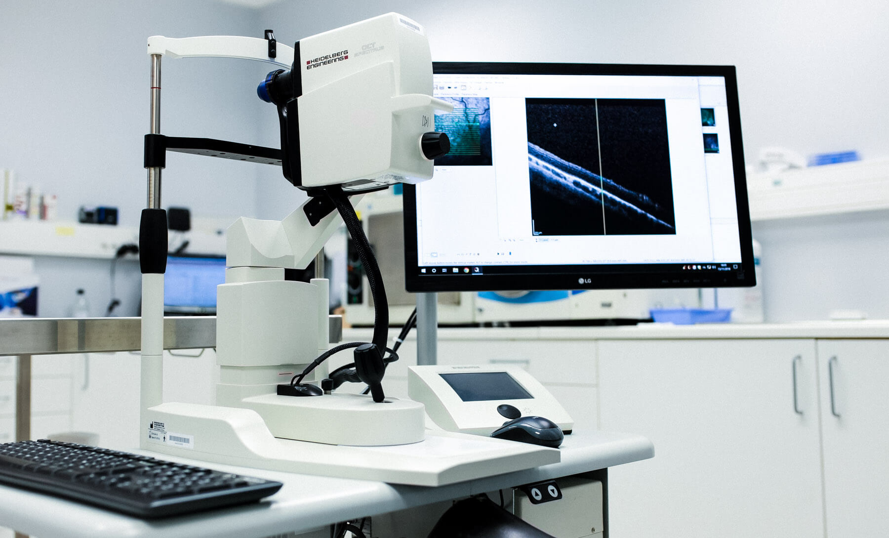 OCT Heidelberg Engineering à usage vétérinaire, montrant le module d'acquisition avec lentille bleue et système de positionnement sur bras articulé