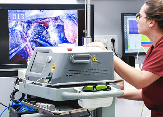 Image endoscopique d'une chirurgie oculaire au laser affichée sur un écran Sony Bravia, montrant des tissus en tons bleus et roses avec un instrument chirurgical visible
