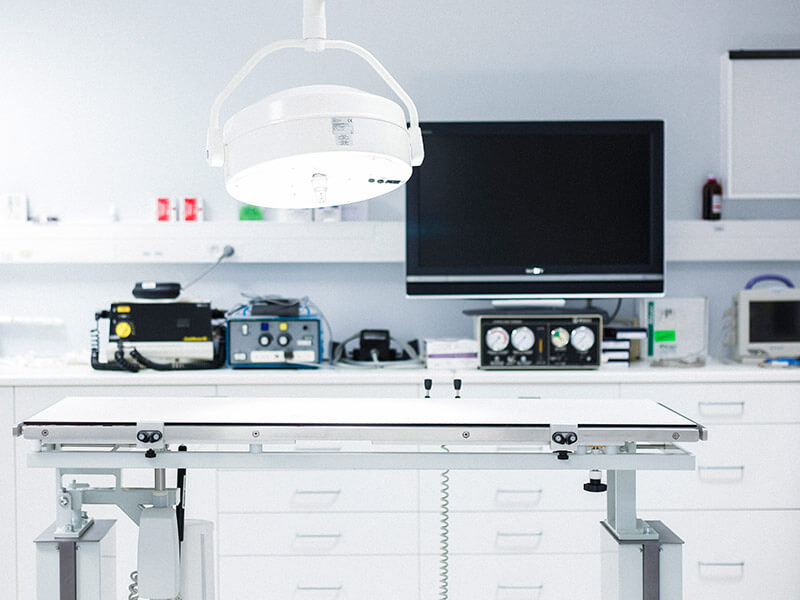 Bloc opératoire vétérinaire moderne avec table chirurgicale électrique, scialytique LED et écran de contrôle mural