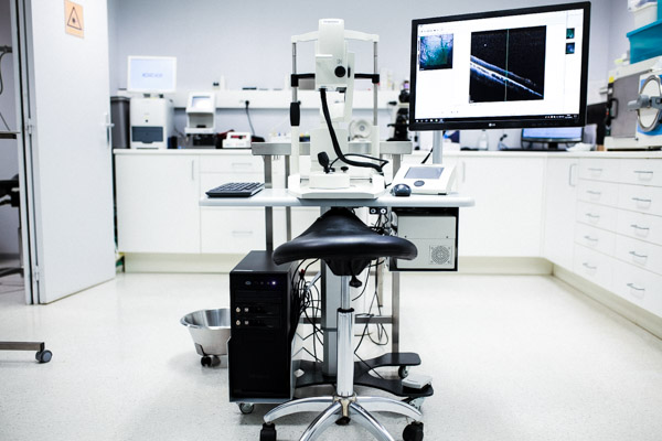 Salle de consultation ophtalmologie vétérinaire préparée pour un examen OCT